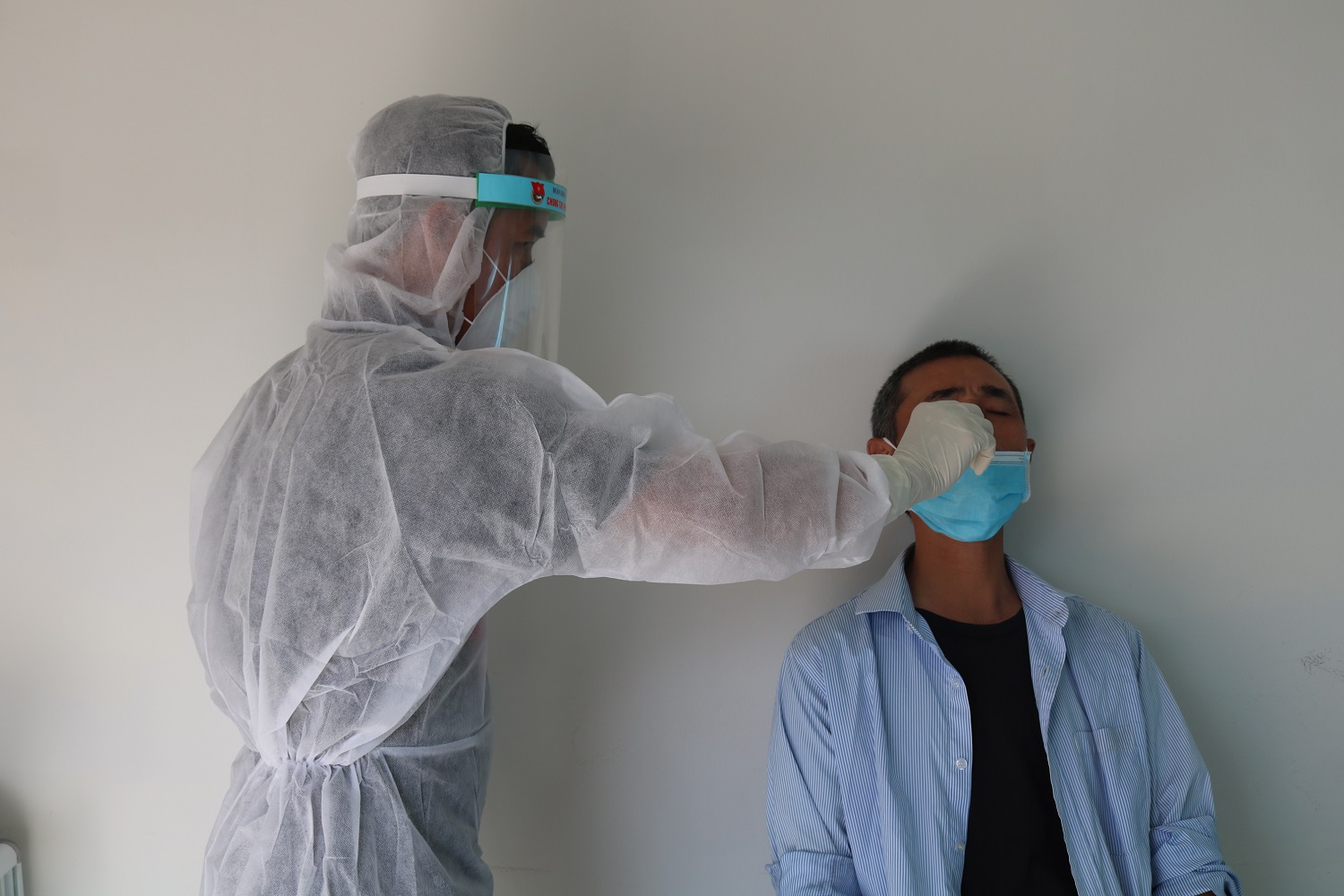 3.	Nhân viên Trung tâm Kiểm soát bệnh tật lấy mẫu xét nghiệm sàng lọc SARS-CoV-2 tại Công ty FICO.