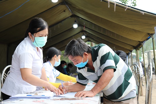 Người dân thực hiện khai báo y tế tại Chốt kiểm tra y tế phòng chống COVID-19 tại huyện Tây Sơn (Ảnh: Thu Phương)