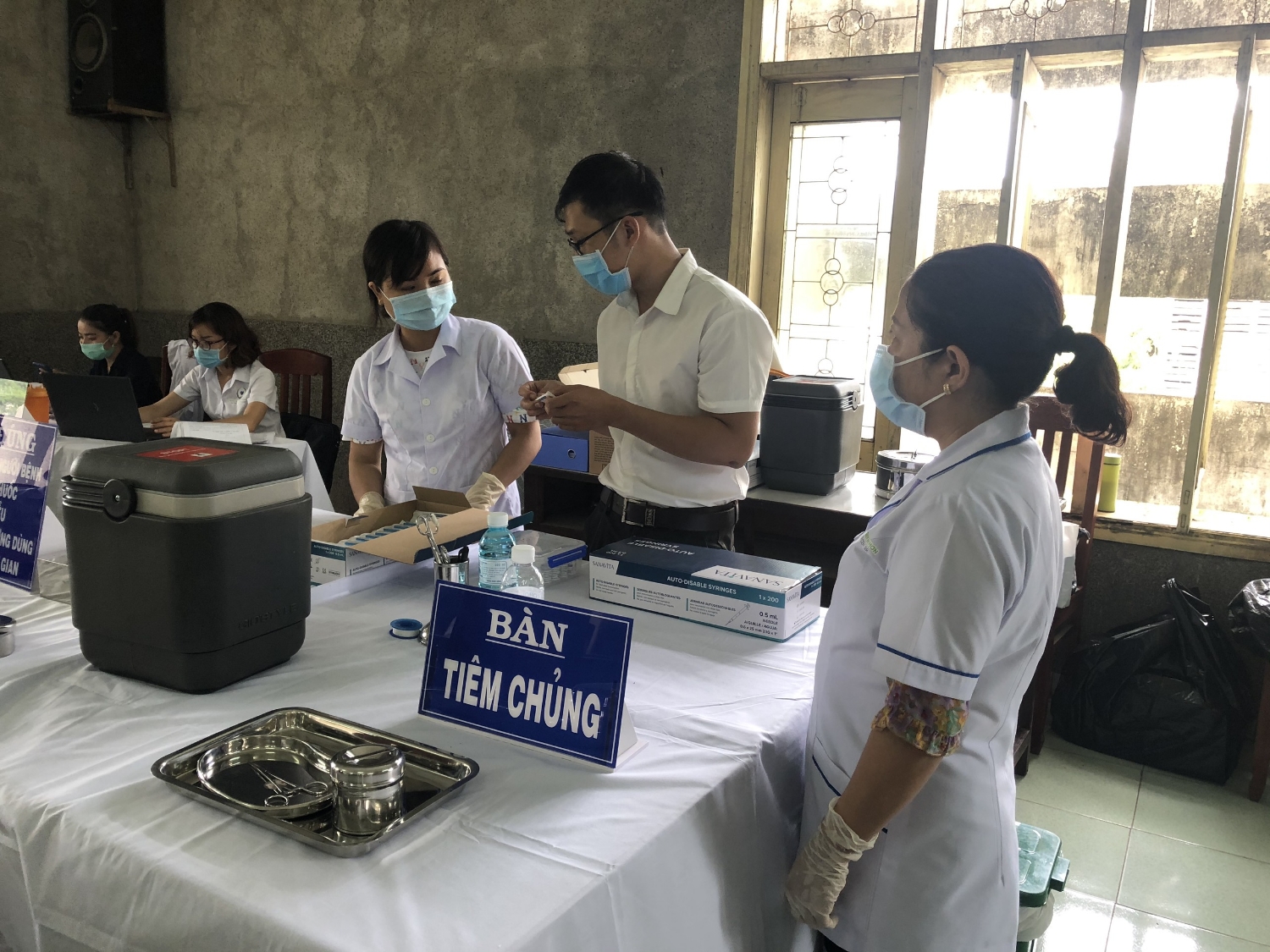 Đoàn Giám sát Trung tâm Kiểm soát bệnh tật tỉnh kiểm tra, giám sát, hỗ trợ công tác tiêm vắc xin phòng Covid-19 tại Trung tâm Y tế thành phố Quy Nhơn (Ảnh: Thu Phương)