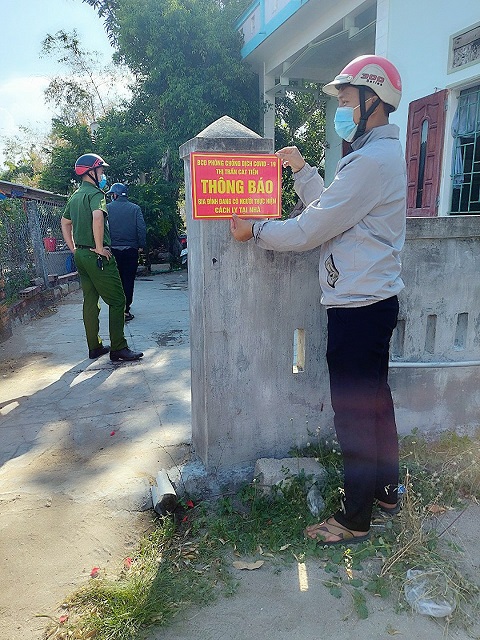 nông dân Phù Cát phối hợp với các ban ngành tham gia tuyên truyền phòng, chống Covid 19