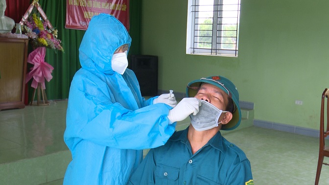 Phù Cát thực hiện hơn 106.500 test nhanh kháng nguyên SARS-CoV-2