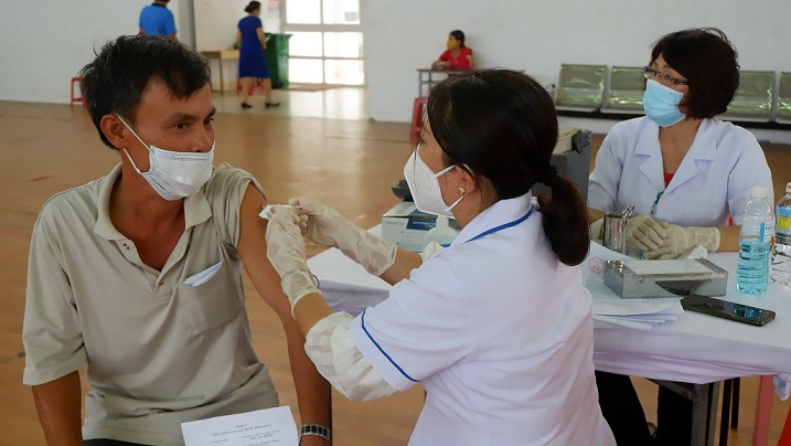 Triển khai thực hiện nghiêm túc việc tiêm chủng vắc xin phòng COVID-19 trên địa bàn tỉnh (Ảnh: Thu Phương)
