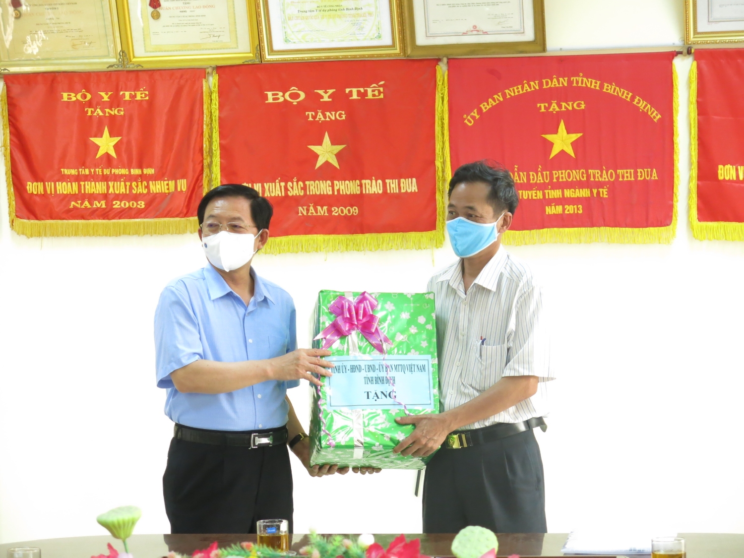 Bí thư Tỉnh ủy Hồ Quốc Dũng tặng quà cho Trung tâm Kiểm soát bệnh tật tỉnh Bình Định (Ảnh: Thu Phương)