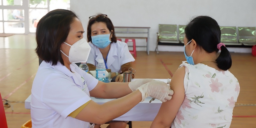 Tiêm vắc xin phòng bệnh Covid-19 trên địa bàn thành phố Quy Nhơn (Ảnh: Thu Phương)