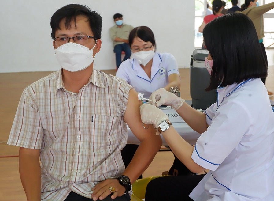 Tiêm vắc xin Covid-19 cho các đối tượng có liên quan trên địa bàn thành phố Quy Nhơn (Ảnh: Thu Phương)