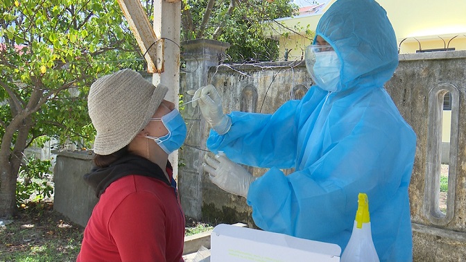 Nhân viên y tế lấy mẫu test nhanh cho người dân xã Cát Trinh (ảnh Trường Giang)