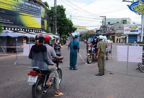 Lực lượng chức năng kiểm soát người và phương tiện tại một chốt của Phường Bình Định (Nguồn UBND thị xã An Nhơn)