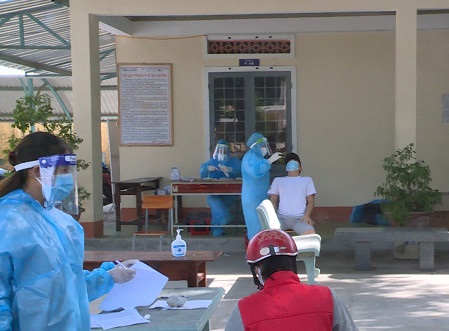 Nhân viên y tế lấy mẫu xét nghiệm SARS-CoV-2 tại huyện Tuy Phước (Ảnh: Đài Truyền thanh Tuy Phước)