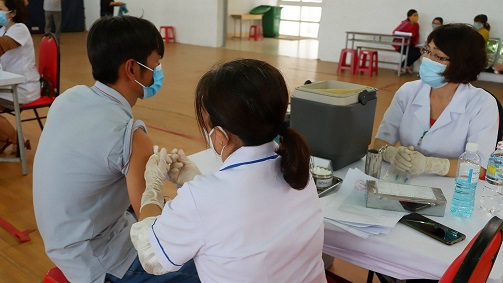 Các địa phương khẩn trương tiêm vắc xin phòng Covid-19 cho người dân (Ảnh: Nguồn Báo Thanh niên)