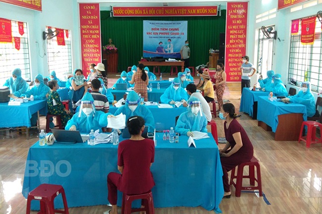 Tổ chức tiêm vắc xin cho người dân xã Nhơn Châu, thành phố Quy Nhơn (Ảnh Nguồn Báo Bình Định)