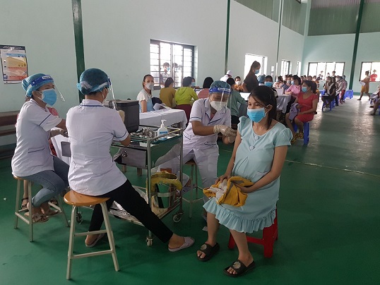 Tiêm ngừa vắc xin phòng Covid-19 cho phụ nữ mang thai tại điểm tiêm chủng Nhà thi đấu đa năng Trường THPT số 1 Tuy Phước (Ảnh Nguồn Đài TT Tuy Phước)