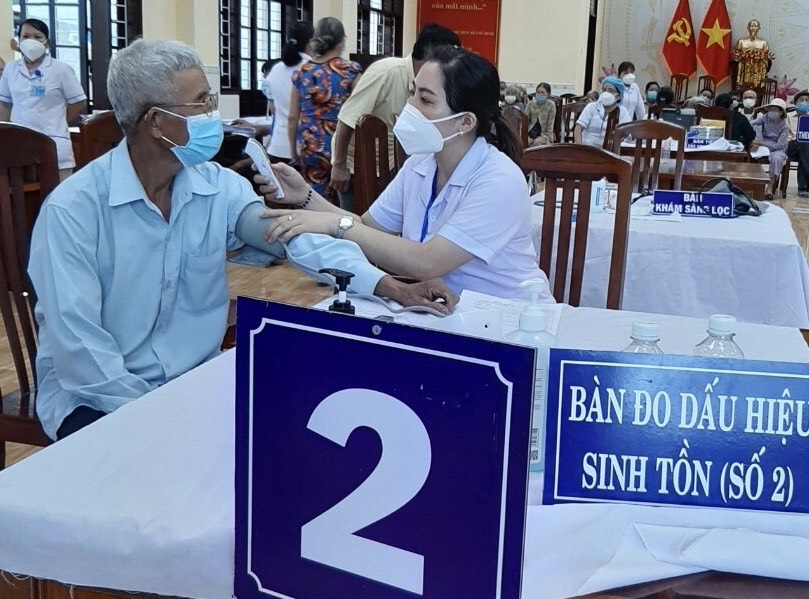 Thị xã Hoài Nhơn: Tiêm vắc xin phòng Covid-19 cho người từ 71 tuổi trở lên