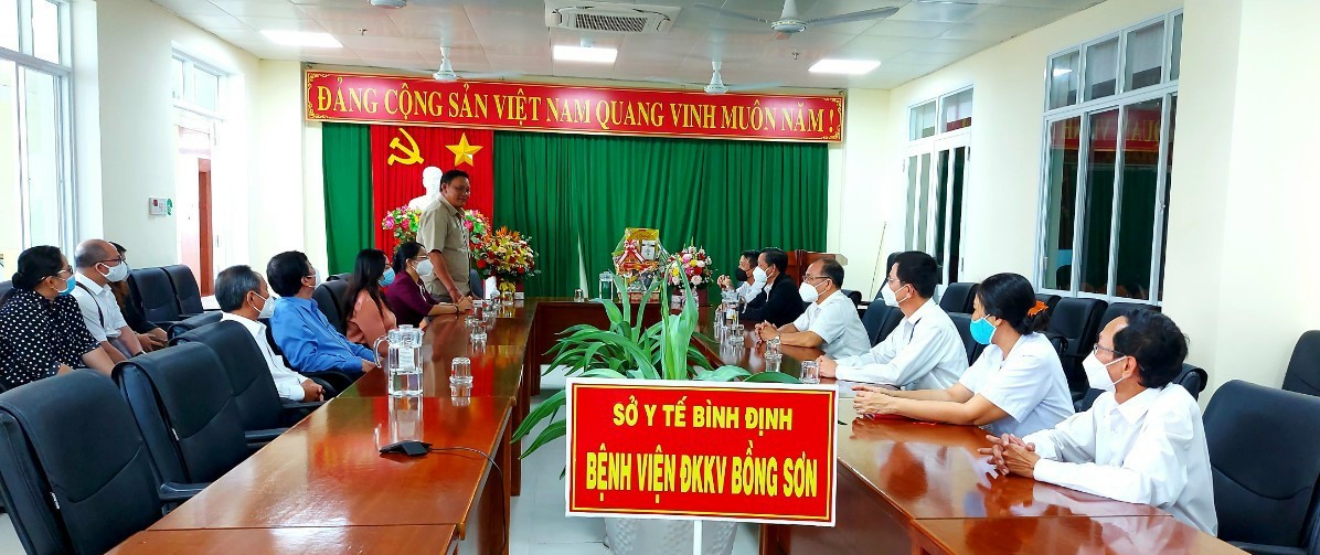 Đồng chí Lê Kim Toàn - Phó Bí thư thường trực Tỉnh ủy phát biểu chỉ đạo tại Bệnh viện Đa khoa khu vực Bồng Sơn (Ảnh: Nguyễn Hồng Mai)