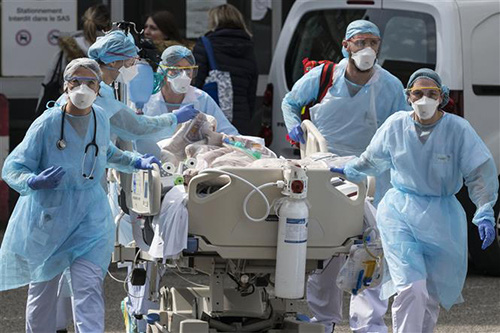 Nhân viên y tế chuyển bệnh nhân Covid-19 tại Mulhouse, miền đông nước Pháp - Ảnh: Internet
