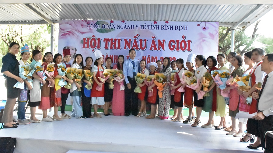 Ông Trần Văn Trương, Phó giám đốc Sở Y tế - Chủ tịch Công đoàn ngành Y tế tặng hoa chúc mừng các đội thi.