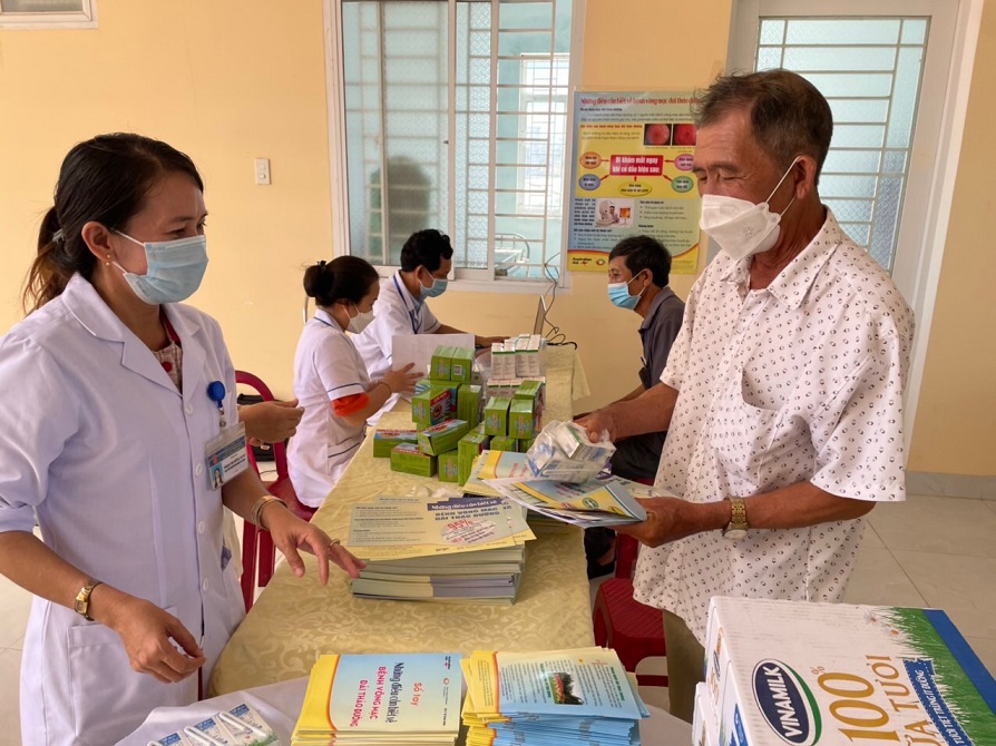 Cấp thuốc và phát tờ rời cho người dân qua khám sàng lọc tại cộng đồng từ Dự án phát hiện sớm VMĐTĐ tại Bình Định.