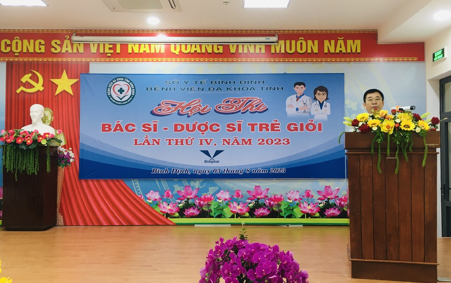Ông Nguyễn Hoành Cường - Giám đốc BVĐK tỉnh khai mạc hội thi (Ảnh Thu Hiền)